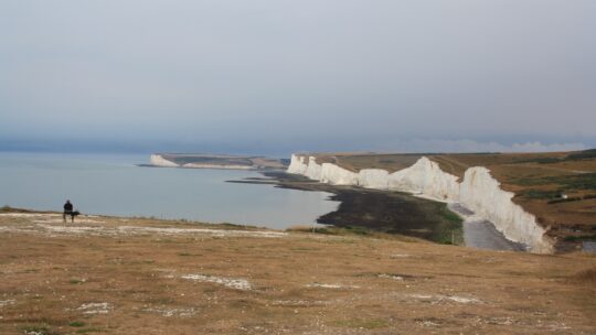 Hastings, der Leuchtturm von Beachy Head und die „Seven Sisters“.