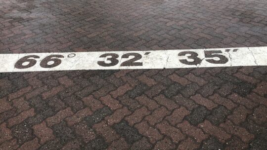 Polarkreis, Überschreitung im Regen.